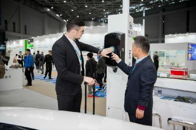 配圖(2017年Automechanika Shanghai 展會現場,中國汽車制造商為觀眾展示 “ Plugless” 無線充電系統).jpg