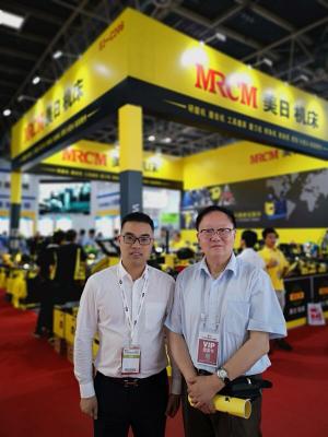 圖7 本文作者與虞總合影.png